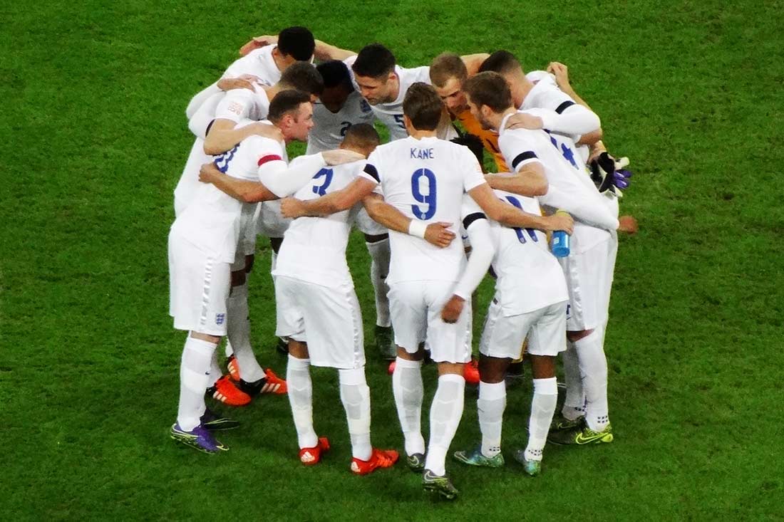 england footballers in huddle v france 2015